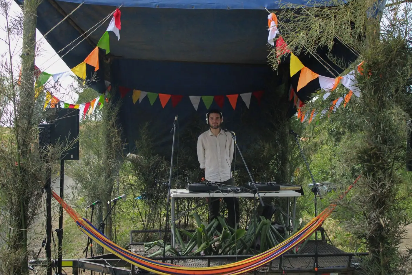 Escenario con banderines y hamaca