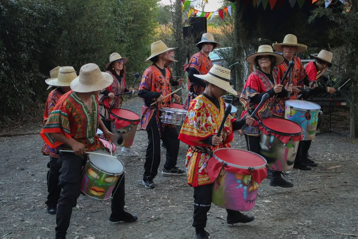 Grupo de tambores con sombreros de paja