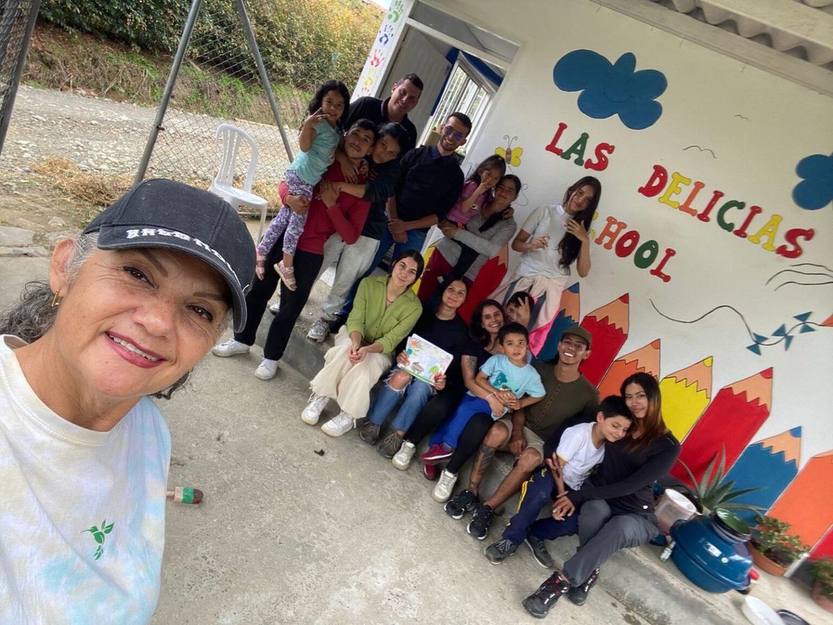 Grupo de voluntarios y estudiantes frente a la escuela rural Las Delicias
