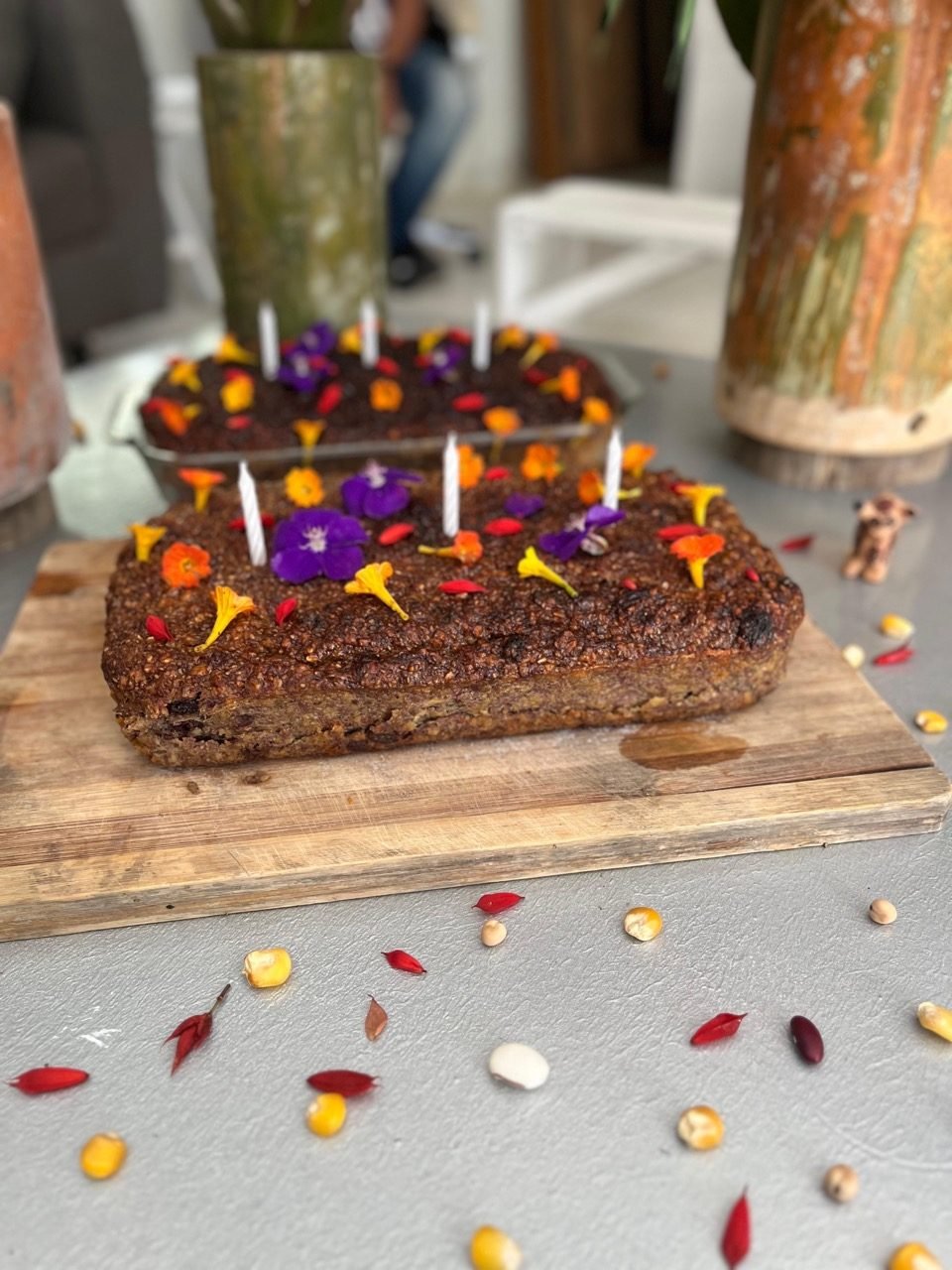 Torta artesanal decorada con flores comestibles, ejemplo de preparacion de alimentos en los talleres comunitarios